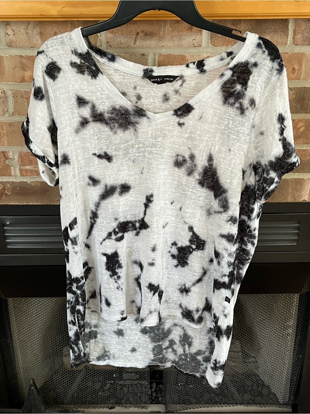 Rock & Republic Black & White Tie-Dye V-Neck Tee